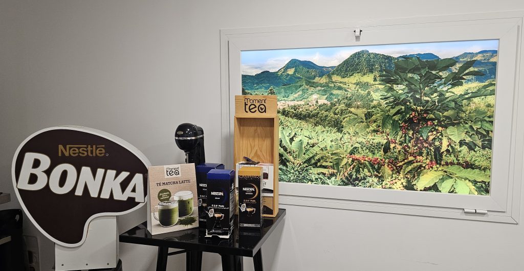 Academia Bonka by Nestle espacio de formación en café con mesa de cata, aromas y variedades de café y té, junto a equipos de barismo