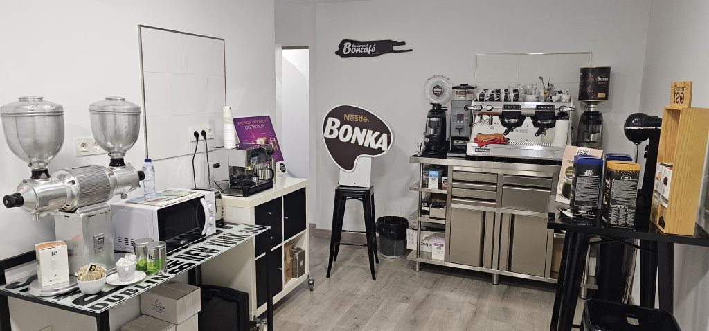 Academia Barista by Nestlé: espacio de formación en café con mesa de evaluación sensorial con variedades de café y té, junto a equipos de barismo