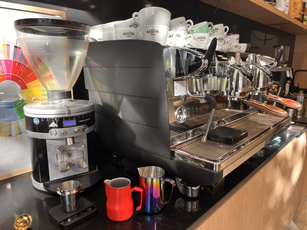 Sala formacion Barista con utensilios basicos para la elaboración del café