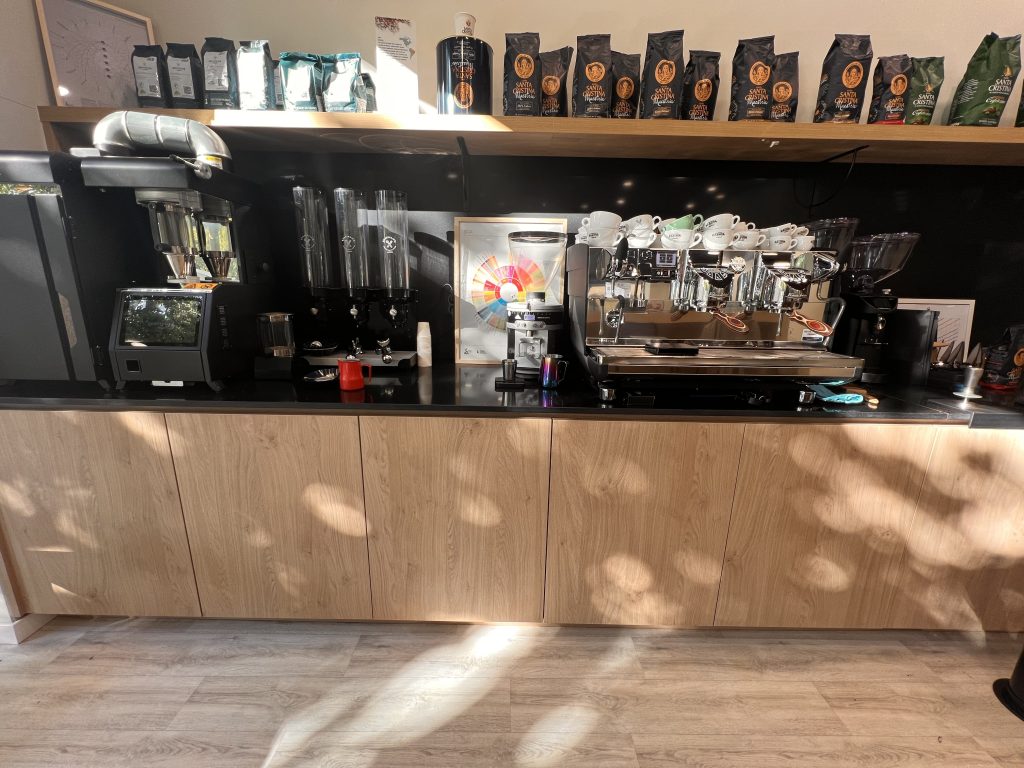 Sala de formación Barista con amplia variedad de cafe Santa cristina y varios metodos para la elavoración del cafe